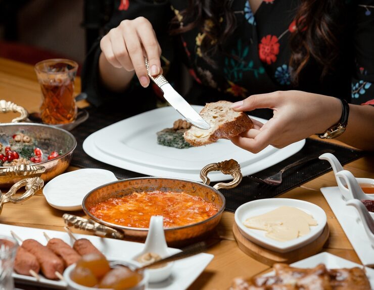 A stylish dining scene in Milan featuring beautifully plated Indian fusion dishes, blending rich spices with modern presentation in an elegant restaurant setting.
